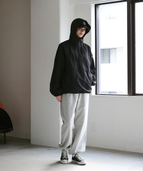 flaner（フラネ）の「Loose nylon anorak hoodie / ルーズナイロンアノラックパーカー（パーカー・レディース・オフホワイト/ブラック/ブルーグリーン・MEDIUM/LARGE）」の22枚目の写真
