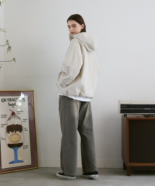 flaner（フラネ）の「Loose nylon anorak hoodie / ルーズナイロンアノラックパーカー（パーカー・レディース・オフホワイト/ブラック/ブルーグリーン・MEDIUM/LARGE）」の7枚目の写真