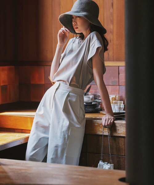 UNFILO（アンフィーロ）の「フレアスリーブ Tシャツ（Tシャツ/カットソー・レディース・ブラック系/ホワイト系/カーキ系/ベージュ系/オレンジ系・MEDIUM/LARGE/SMALL）」の3枚目の写真