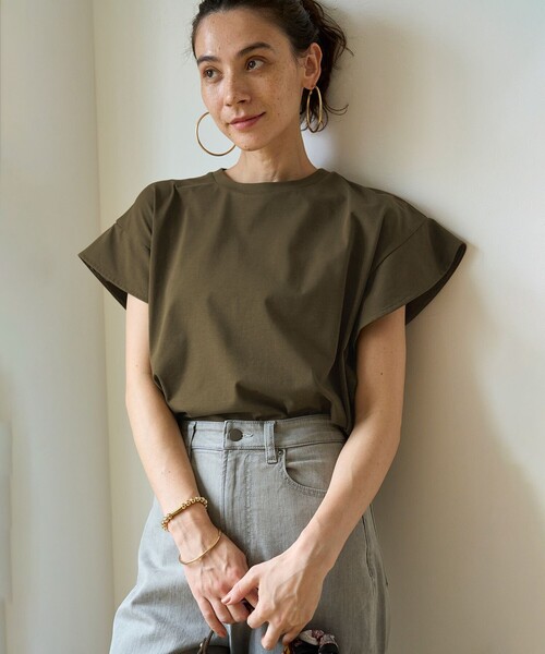 UNFILO（アンフィーロ）の「フレアスリーブ Tシャツ（Tシャツ/カットソー・レディース・ブラック系/ホワイト系/カーキ系/ベージュ系/オレンジ系・MEDIUM/LARGE/SMALL）」の4枚目の写真