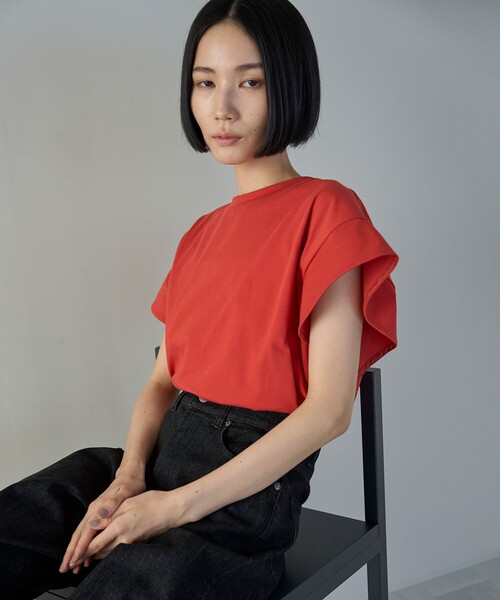 UNFILO（アンフィーロ）の「フレアスリーブ Tシャツ（Tシャツ/カットソー・レディース・ブラック系/ホワイト系/カーキ系/ベージュ系/オレンジ系・MEDIUM/LARGE/SMALL）」の6枚目の写真