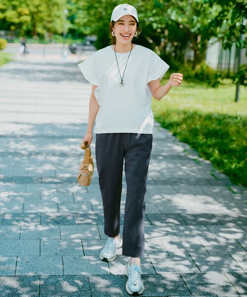 UNFILO（アンフィーロ）の「フレアスリーブ Tシャツ（Tシャツ/カットソー・レディース・ブラック系/ホワイト系/カーキ系/ベージュ系/オレンジ系・MEDIUM/LARGE/SMALL）」の9枚目の写真