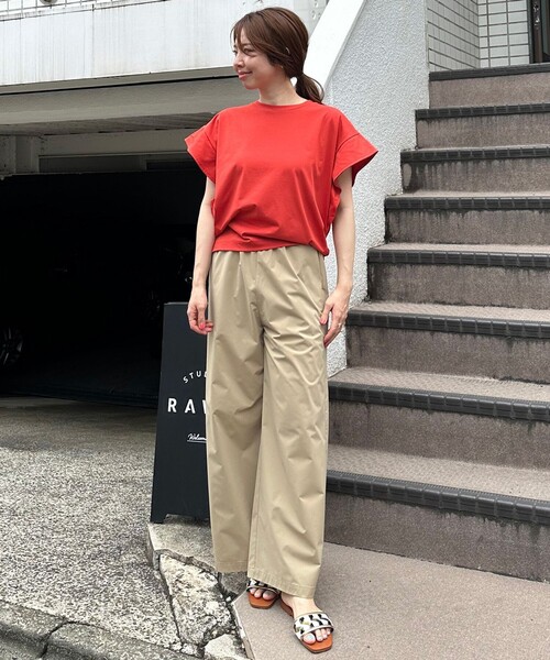 UNFILO（アンフィーロ）の「フレアスリーブ Tシャツ（Tシャツ/カットソー・レディース・ブラック系/ホワイト系/カーキ系/ベージュ系/オレンジ系・MEDIUM/LARGE/SMALL）」の15枚目の写真