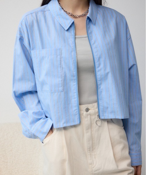 AZUL by moussy（アズールバイマウジー）の「ロゴプリントショートシャツ（シャツ/ブラウス・レディース・ベージュ/ライトブルー/ブルー・FREE）」の3枚目の写真