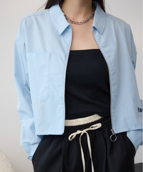 AZUL by moussy（アズールバイマウジー）の「ロゴプリントショートシャツ（シャツ/ブラウス・レディース・ベージュ/ライトブルー/ブルー・FREE）」の2枚目の写真