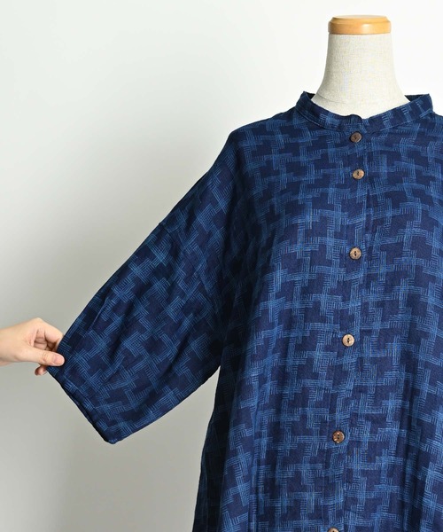 MARAI(マーライ)の「藍染め 7分袖 インディゴロングシャツ コットンシャツ(シャツ/ブラウス・レディース・ネイビー系/ネイビー系2/ネイビー系3/ネイビー系4/ネイビー系1/ネイビー・FREE)」の11枚目の写真