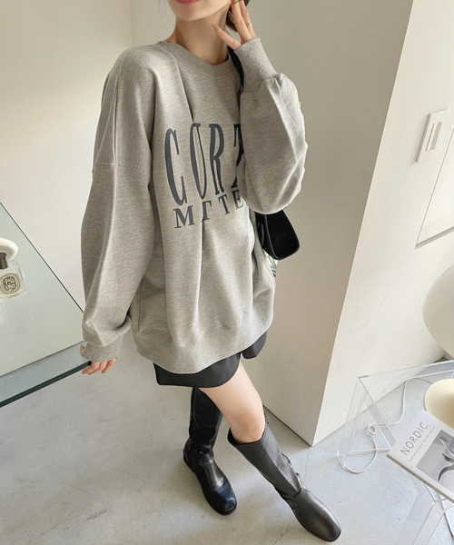 Ada.(エイダ)の「タックデザイン ロゴプリント 裏毛スウェット(スウェット・レディース・アイボリー/ブラック/サックスブルー/グレー・FREE)」の1枚目の写真