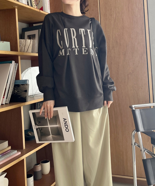 Ada.(エイダ)の「タックデザイン ロゴプリント 裏毛スウェット(スウェット・レディース・アイボリー/ブラック/サックスブルー/グレー・FREE)」の13枚目の写真