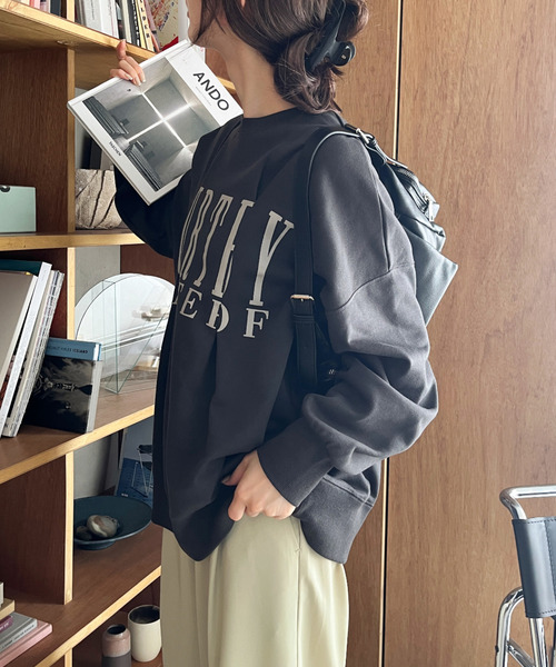 Ada.(エイダ)の「タックデザイン ロゴプリント 裏毛スウェット(スウェット・レディース・アイボリー/ブラック/サックスブルー/グレー・FREE)」の12枚目の写真