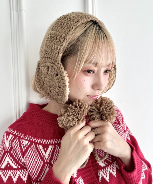 SOLLON.（ソルロン）の「フラワークロシェ編みポンポンイヤーマフ（イヤーマフ・レディース・レッド/ベージュ/グレー/アイボリー/ブラック/テラコッタ・FREE）」の14枚目の写真