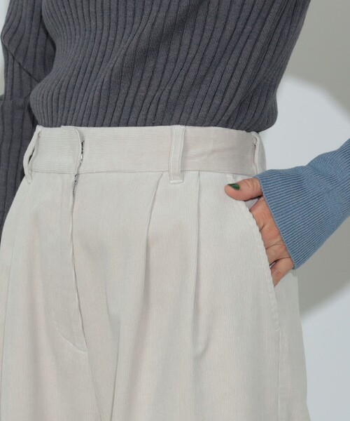 BEAMS HEART（ビームスハート）の「【4色展開】細コール タック ワイドパンツ（S～M）（その他パンツ・レディース・ホワイト系その他5/ブルー/チャコールグレー/ブラウン系その他3・MEDIUM/SMALL）」の9枚目の写真