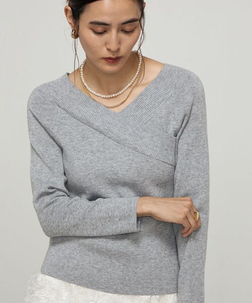 NOLLEY’S Sophi（ノーリーズソフィ）の「《手洗い可能》カシュクール風プルオーバーニット（ニット/セーター・レディース・ブラック/ライトブルー/オフホワイト/ライトグレー・38）」の4枚目の写真