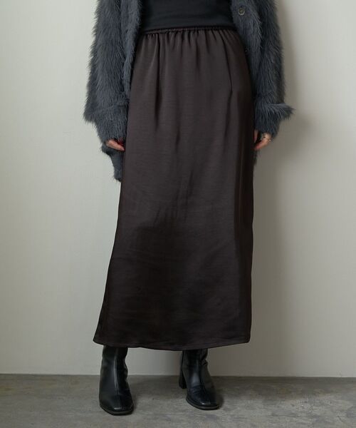 YECCA VECCA（イェッカヴェッカ）の「サテンロングスカート（スカート・レディース・グレイッシュベージュ/ブラック・FREE）」の2枚目の写真