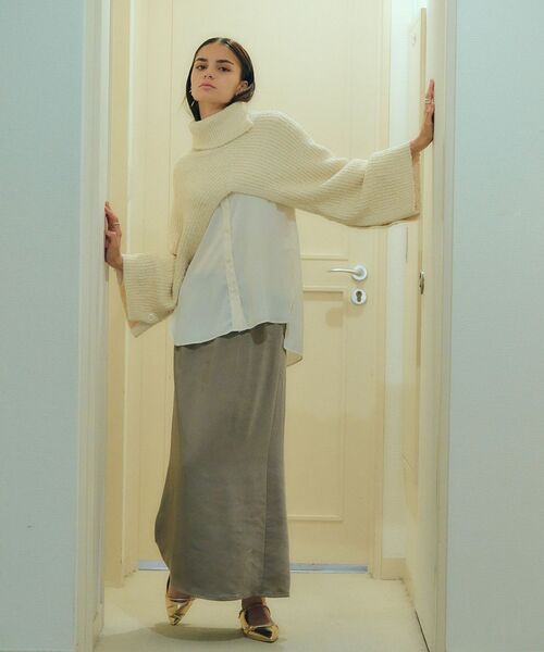 YECCA VECCA（イェッカヴェッカ）の「サテンロングスカート（スカート・レディース・グレイッシュベージュ/ブラック・FREE）」の3枚目の写真