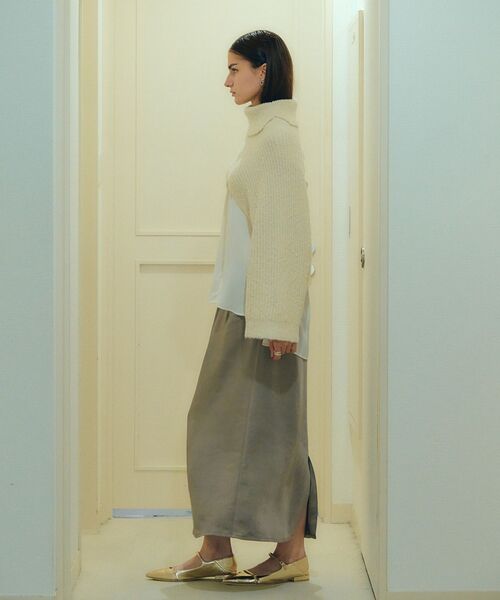 YECCA VECCA（イェッカヴェッカ）の「サテンロングスカート（スカート・レディース・グレイッシュベージュ/ブラック・FREE）」の5枚目の写真