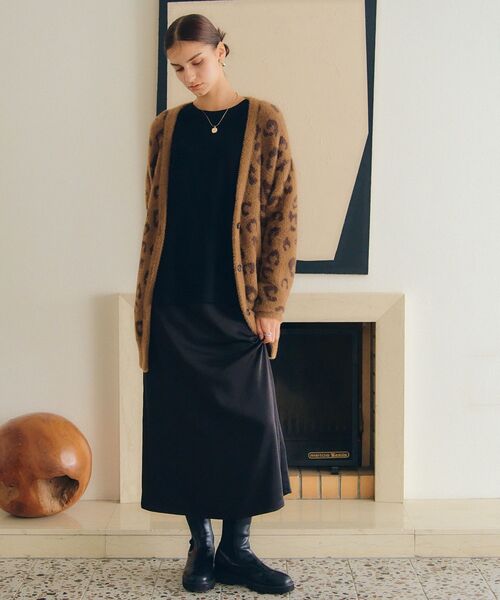 YECCA VECCA（イェッカヴェッカ）の「サテンロングスカート（スカート・レディース・グレイッシュベージュ/ブラック・FREE）」の8枚目の写真