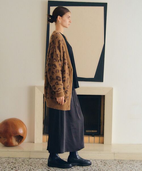 YECCA VECCA（イェッカヴェッカ）の「サテンロングスカート（スカート・レディース・グレイッシュベージュ/ブラック・FREE）」の11枚目の写真