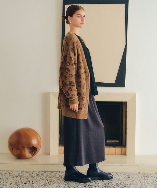 YECCA VECCA（イェッカヴェッカ）の「サテンロングスカート（スカート・レディース・グレイッシュベージュ/ブラック・FREE）」の12枚目の写真