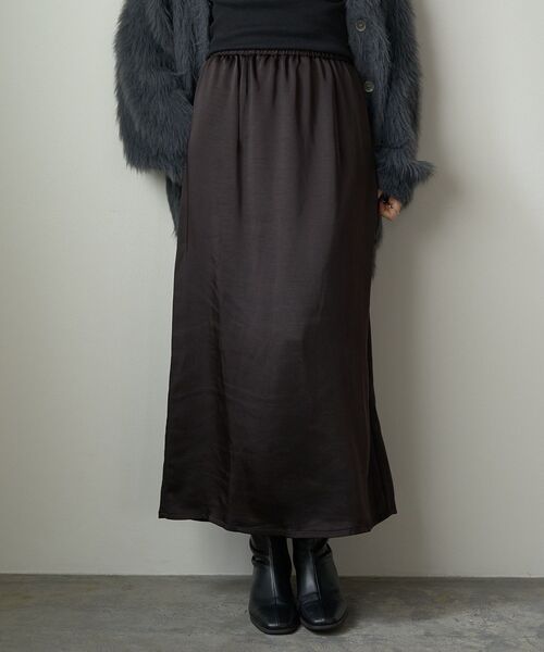 YECCA VECCA（イェッカヴェッカ）の「サテンロングスカート（スカート・レディース・グレイッシュベージュ/ブラック・FREE）」の17枚目の写真