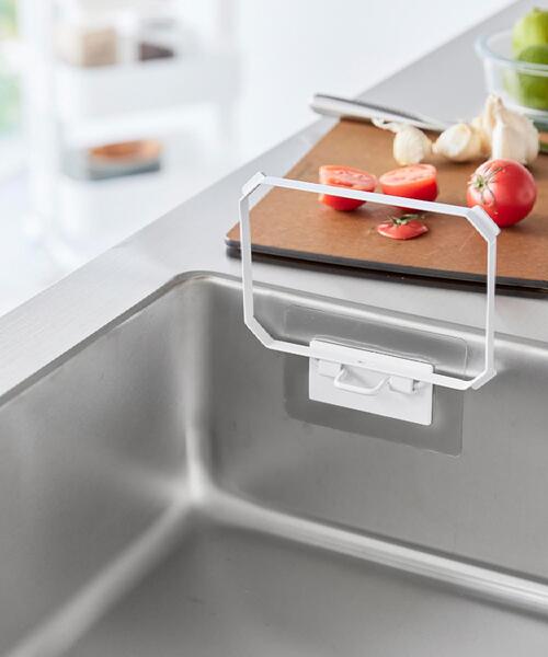 one'sterrace（ワンズテラス）の「tower タワー フィルムフック折りたためる水切りネットホルダー（掃除グッズ・レディース・ホワイト系9・01）」の13枚目の写真