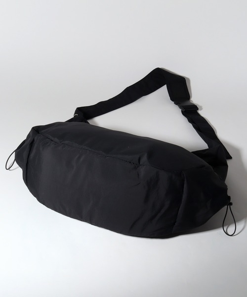 SEQUENZ（シークエンズ）の「【SEQUENZ/シークエンズ】TECH ROUND SHOULDER BAG / テック ラウンドショルダーバッグ（ショルダーバッグ・メンズ・アイボリー/ブラック・FREE）」の14枚目の写真