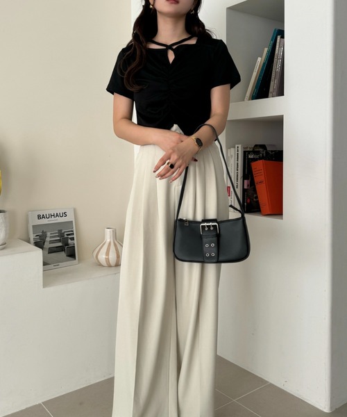 efill（エフィル）の「クロス ネック ストラップ トップス（Tシャツ/カットソー・レディース・ブラック・FREE）」の5枚目の写真