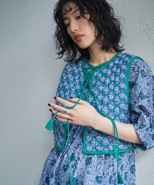 ROSE BUD（ローズバッド）の「フラワープリントキルティングベスト（ベスト・レディース・ピンク/ブルー・ONE SIZE）」の2枚目の写真