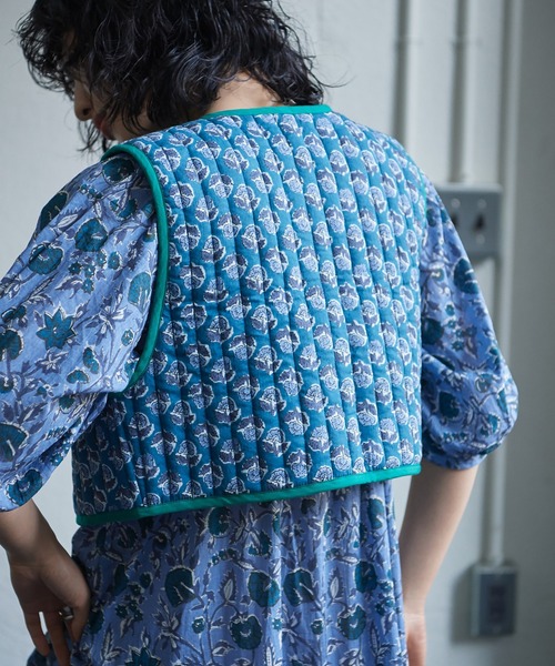 ROSE BUD（ローズバッド）の「フラワープリントキルティングベスト（ベスト・レディース・ピンク/ブルー・ONE SIZE）」の6枚目の写真