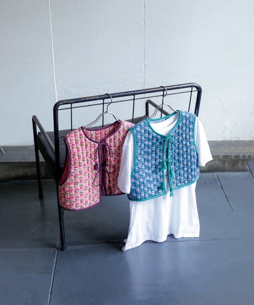 ROSE BUD（ローズバッド）の「フラワープリントキルティングベスト（ベスト・レディース・ピンク/ブルー・ONE SIZE）」の8枚目の写真