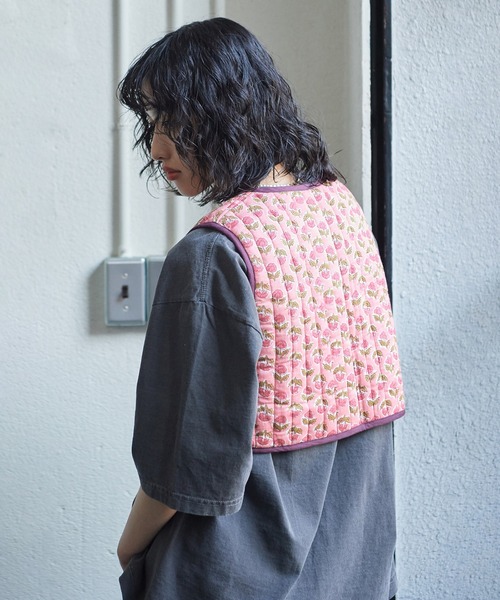 ROSE BUD（ローズバッド）の「フラワープリントキルティングベスト（ベスト・レディース・ピンク/ブルー・ONE SIZE）」の13枚目の写真