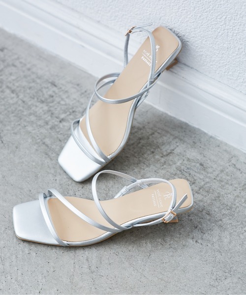 ROPE' PICNIC(ロペピクニック)の「ナローストラップキトゥンヒールサンダル(サンダル・レディース・ゴールド/ブラック/シルバー/オレンジ系その他3・L/M/S)」の3枚目の写真