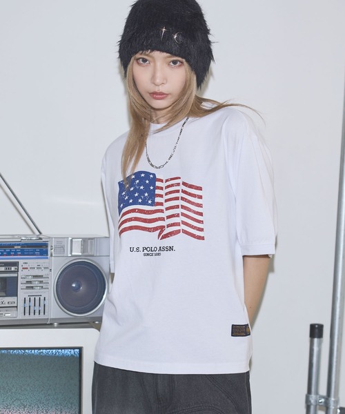U.S. POLO ASSN.（ユーエスポロアッスン）の「U.S. POLO ASSN. /ユーエスポロアッスン　別注 ヴィンテージ加工天竺グラフィックフラッグTシャツ【UNISEX】（Tシャツ/カットソー・メンズ・ブラック/ワイン/ブラック系/ホワイト・S/M/L/XL）」の6枚目の写真