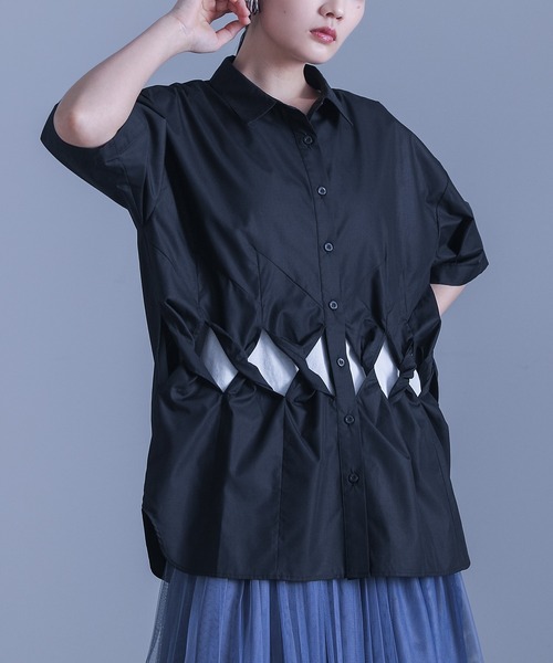 kOhAKU（コハク）の「ツイストデザインシャツ（シャツ/ブラウス・レディース・オフホワイト/ブラック・FREE）」の2枚目の写真