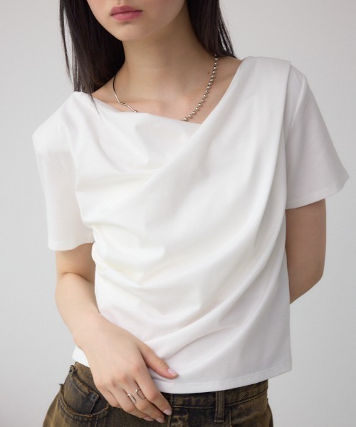 AZUL by moussy（アズールバイマウジー）の「2WAYドレープスムーストップス（Tシャツ/カットソー・レディース・ホワイト/ブラック/ライトピンク/グレイッシュベージュ・FREE）」の2枚目の写真
