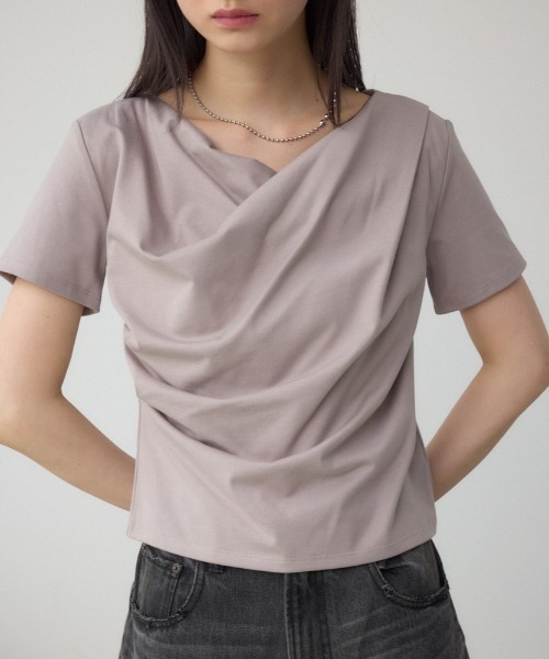 AZUL by moussy（アズールバイマウジー）の「2WAYドレープスムーストップス（Tシャツ/カットソー・レディース・ホワイト/ブラック/ライトピンク/グレイッシュベージュ・FREE）」の4枚目の写真