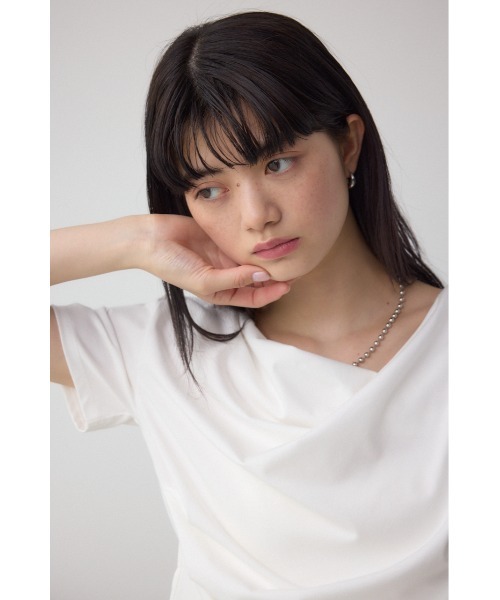 AZUL by moussy（アズールバイマウジー）の「2WAYドレープスムーストップス（Tシャツ/カットソー・レディース・ホワイト/ブラック/ライトピンク/グレイッシュベージュ・FREE）」の5枚目の写真