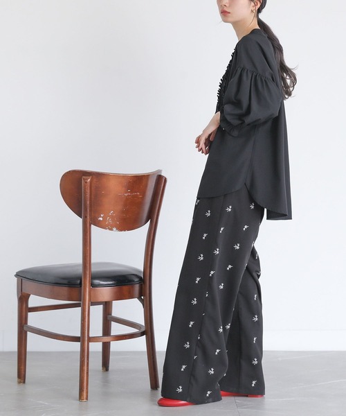 somari imagination（ソマリ イマジネーション）の「『7分袖フリルピンタックブラウス』（シャツ/ブラウス・レディース・ブラック/オフホワイト・1/2）」の20枚目の写真