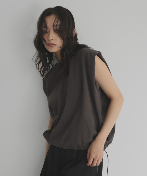 hellam(へラム)の「【販売終了】ドロストショルダータックTシャツ(Tシャツ/カットソー・レディース・チャコール/ブラウン/ブラック/オフホワイト・FREE)」の3枚目の写真