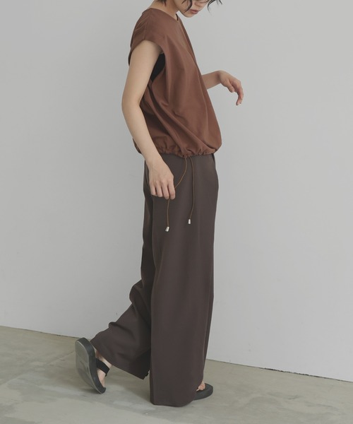 hellam(へラム)の「【販売終了】ドロストショルダータックTシャツ(Tシャツ/カットソー・レディース・チャコール/ブラウン/ブラック/オフホワイト・FREE)」の5枚目の写真