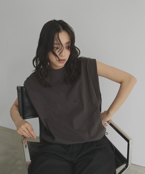 hellam(へラム)の「【販売終了】ドロストショルダータックTシャツ(Tシャツ/カットソー・レディース・チャコール/ブラウン/ブラック/オフホワイト・FREE)」の6枚目の写真