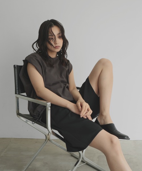hellam(へラム)の「【販売終了】ドロストショルダータックTシャツ(Tシャツ/カットソー・レディース・チャコール/ブラウン/ブラック/オフホワイト・FREE)」の8枚目の写真