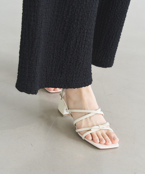 LE TALON（ルタロン）の「4cmクロスリボンサンダル（サンダル・レディース・ベージュ/ブラック/アイボリー・MEDIUM/LARGE/X-SMALL/SMALL/X-LARGE）」の2枚目の写真