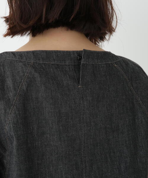 human woman(ヒューマンウーマン)の「◆ライトオンスデニムボートネックブラウス(シャツ/ブラウス・レディース・ベージュ/ブラック・MEDIUM)」の15枚目の写真