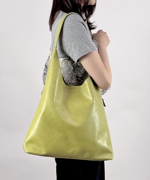 CLOTHY(クロシィ)の「【リラックスした落ち感がgood】A4収納可!ミニバッグ付きトライアングルトートバッグ(トートバッグ・レディース・ブラック/グリーン/ダークブラウン/シルバー・FREE)」の8枚目の写真