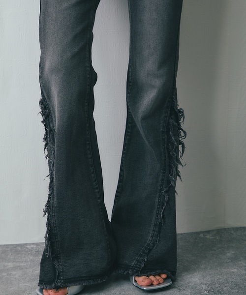 ANOTHER S（アナザーエス）の「ストレッチ素材フリンジフレアデニム（デニムパンツ・レディース・ブラック/ブルー・S/M/L）」の2枚目の写真