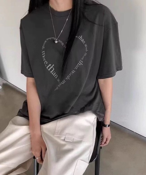 VIBGYOR(ヴィブジョー)の「フロントハートロゴプリントTシャツ 半袖(CZ)(Tシャツ/カットソー・レディース・ホワイト/ブラック/グレー・MEDIUM/LARGE)」の3枚目の写真
