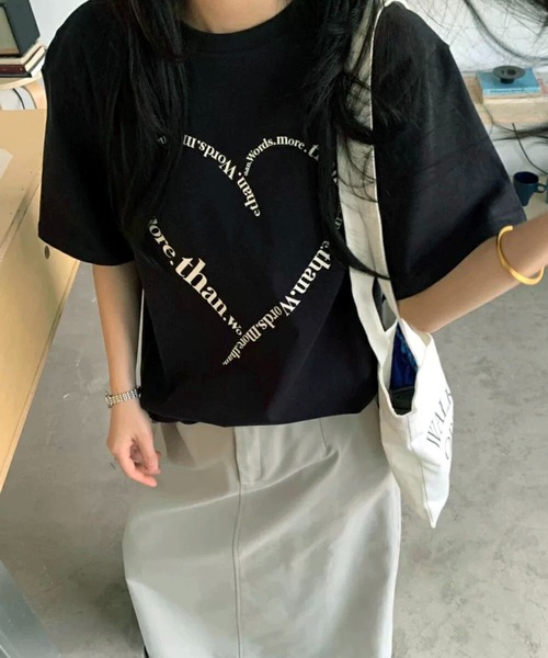 VIBGYOR(ヴィブジョー)の「フロントハートロゴプリントTシャツ 半袖(CZ)(Tシャツ/カットソー・レディース・ホワイト/ブラック/グレー・MEDIUM/LARGE)」の1枚目の写真