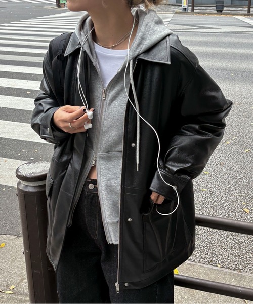 feepur（フェピュール）の「フェイクレザー中綿ブルゾン（その他アウター・レディース・ブラック/ブラウン・MEDIUM）」の2枚目の写真