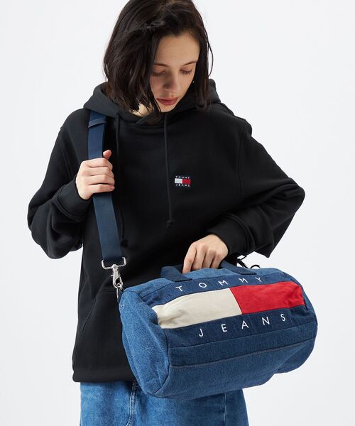 tommy jeans（トミー ジーンズ）の「デニムミニダッフルバッグ（ショルダーバッグ・レディース・インディゴブルー・FREE）」の2枚目の写真
