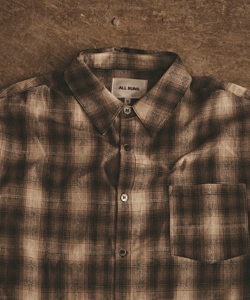 ALL RUNS（オールランズ）の「オーバーサイズ オンブレチャックシャツ（シャツ/ブラウス・メンズ・ブラック/オレンジ/マスタード・L/M）」の21枚目の写真